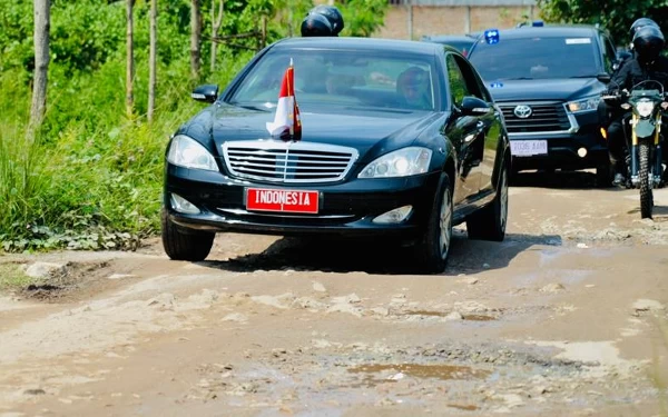 Thumbnail Mobil Sedan Jokowi Terobos Jalan Rusak di Lampung, Netizen: Semangat Offroad-nya Pak!