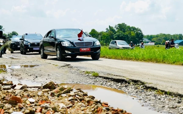 Foto Mobil Jokowi saat melintasi jalan rusak di Lampung. (Foto: Laily Rachev/Biro Pers Sekretariat Presiden)