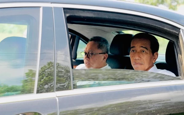 Foto Ekspresi Presiden Jokowi saat melintasi jalan rusak di Lampung. (Foto: Laily Rachev/Biro Pers Sekretariat Presiden)