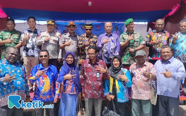 Foto Wakil Bupati Hasbulla Furuada saat foto bareng dengan peserta Rakornis Perindustrian dan perdagangan di Kaimana ((dok.humas pemda)