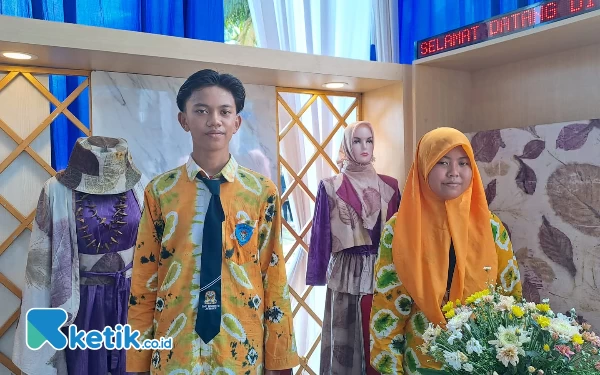 Foto Siswa SMPN 10 Jember yang menggunakan seragam batik hasil karya sendiri (Foto: Fenna/Ketik.co.id)