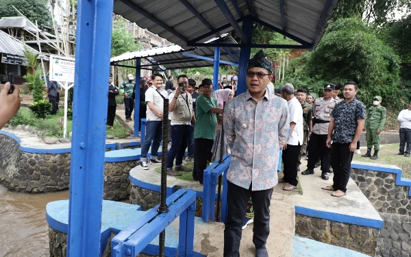 Foto Bupati Bandung H.M. Dadang Supriatna di Bendungan Hantap Desa Nagrak Kec Cangkuang, Jumat (5/5/23).(Foto: Prokopim)


 Sumber: Ketik.co.id | Media Kolaborasi Indonesia. 
 https://ketik.co.id/berita/bupati-bandung-ingin-bendungan-irigasi-jadi-tempat-wisata