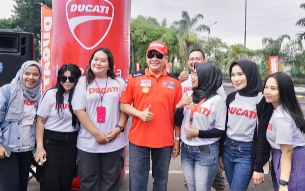 Foto Bamsoet foto bersama kru Ducati. (Foto: Dokumentasi Bamsoet)