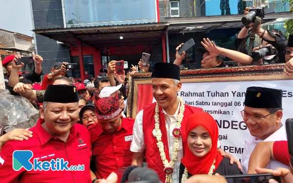 Foto Ganjar usai meresmikan posko pemenangan pertamanya di Surabaya,Sabtu (6/5/2023). (Foto: Husni Habib/Ketik.co.id)