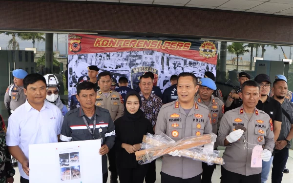 Foto Kapolresta Bandung Koombes Pol Kusworo Wibowo saat ekspos kasus pencurian besi milik proyek KCIC, di Kec Cileunyi, Kab Bandung, Sabtu (6/5/23). (Foto: Humas Polresta)