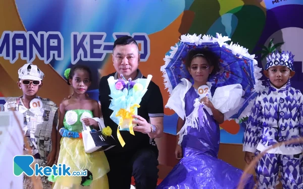 Foto Bupati Freddy Thie foto bareng dengan juara fashion show cilik (dok.humas pemda)