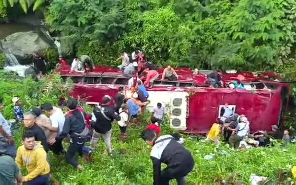 Ditinggal Sopir, Bus Meluncur Masuk ke Sungai