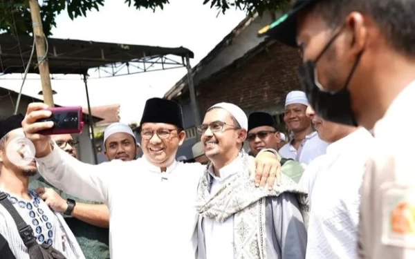 Foto Anies berswafoto dengan jemaah di Haul Akbar Habib Sholeh bin Muhsin Al-Hamid di Tanggul, Jember. (Foto: Instagram @aniesbaswedan)