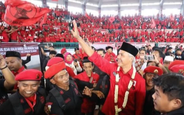 Foto Ganjar Pranowo konsolidasi dengan ribuan kader PDIP dan relawan di GOR PKPSO Kaliwates  Jember. (Foto: Intagram @ganjar_pranowo)