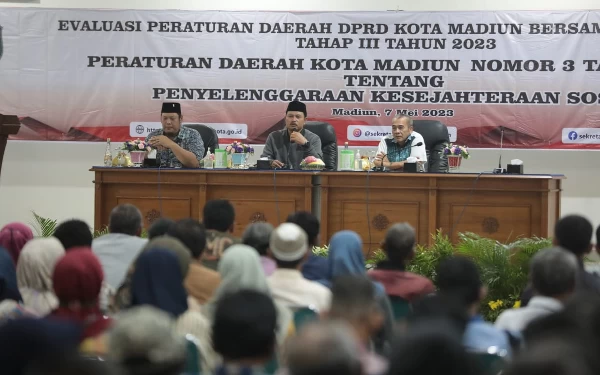 Foto Walikota Madiun, Maidi (Tengah) bersama pimpinan DPRD Kota Madiun dalam Evaluasi Perda 3/2017 tentang Kesejahteraan Sosial