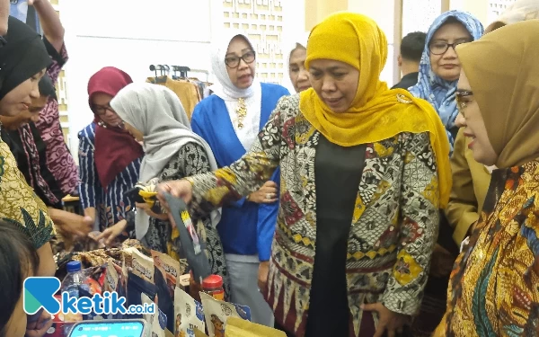 Foto Gubernur Jatim Khofifah Indar Parawansa meninjau hasil produk Jatim saat Misi Dagang di Lampung. (Foto: Naufal Ardiansyah/Ketik.co.id)