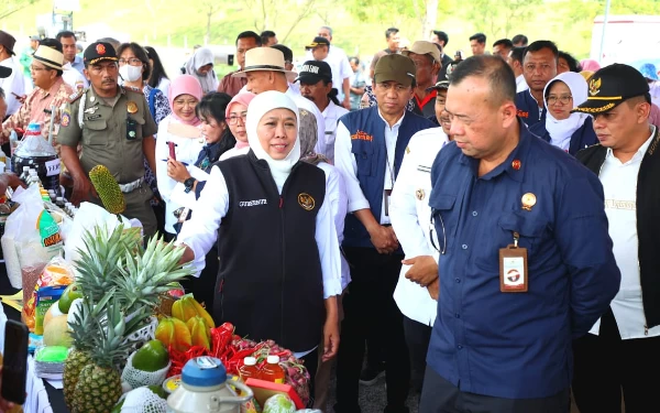 Foto Khofifah melihat hasil panen pertanian di Ngawi,  Rabu (10/5/2023). (Foto: Humas Pemprov Jatim)