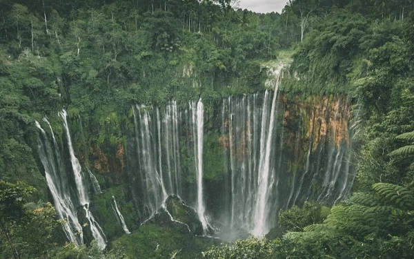 Foto Keindahan wisata Air Terjun Tumpak Sewu yang menarik wisatawan, namun jalan menuju lembah licin dan curam. (Foto: doladolen.com)