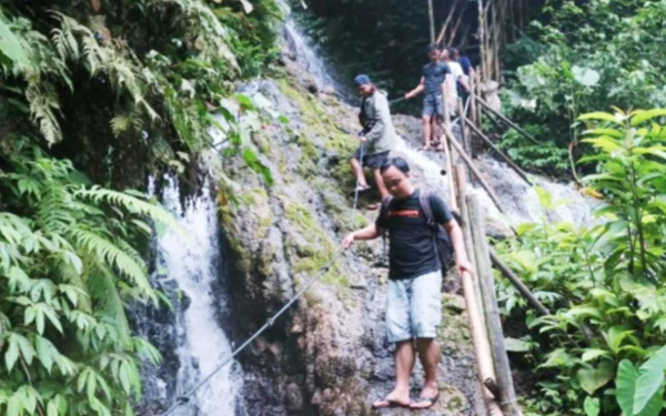 Foto Jalan menuju lembah di Wisata Air Terjun Tumpak Sewu  curam dan licin. (Foto: Wartaevent.com)