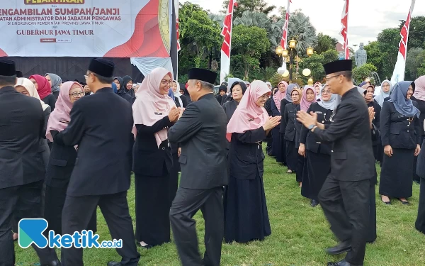 Foto Para kepala OPD memberikan selamat kepada para pejabat baru di Lingkungan Pemprov Jatim. Rabu (10/5/2023).(Foto: Husni Habib/Ketik.co.id)