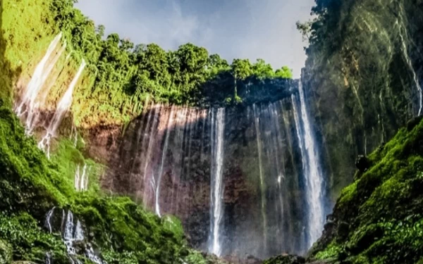 Foto Wisata Air Terjun Tumpak Sewu di Pronojiwo, Kabupaten Lumajang, tempat wisatan Malaysia terjatuh dan meninggal dunia, Rabu (10/5/2023). (Foto: Lumajanfkab.go.id)