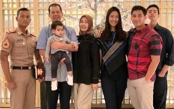 Foto Letjen (Purn) Doni Monardo bersama istri, anak dan cucu. (Foto: dok pri)