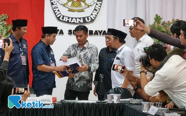 Foto Ketua Bapilu Partai Nasdem memberikan berkas Bacaleg ke KPU Kota Surabaya, Kamis (11/5/2023). (Foto : M.Khaesar/Ketik.co.id)