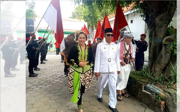 Foto Kader PDIP Kota Madiun saat  Berpakaian  Menyerupai Tokoh Nasional, Ir Soekarno dan Retno Dumilah/DPC PDIP Kota Madiun