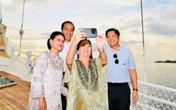 Foto Presiden Jokowi dan Ibu Iriana berswafoto bersama Presiden Filipina Ferdinand R. Marcos Jr dan Ibu Louise Araneta-Marcos di atas kapal Pinisi di Labuan Bajo. (Foto: BPMI Setpres/Laily Rachev)