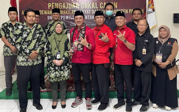 Foto Plh Ketua DPC PDI Perjuangan Pacitan Deni Wicaksono (Baju Merah Paling Kiri Depan) bersama KPU usai mendaftarkan Bacalegnya/DPC PDIP Pacitan