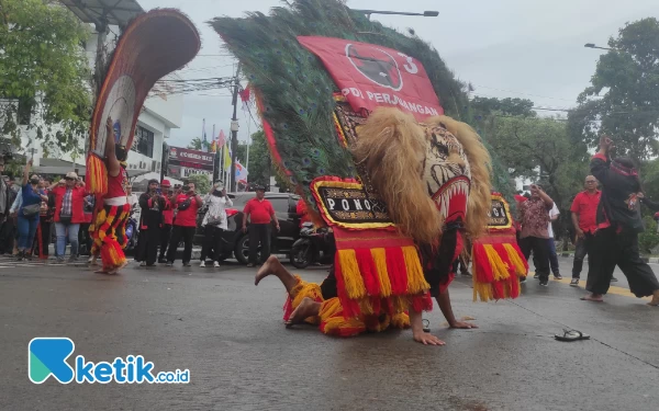 Foto Aksi Reog Ponorogo didepan Kantor KPU Surabaya, Kamis (11/5/2023). (Foto : M.Khaesar/Ketik.co.id)