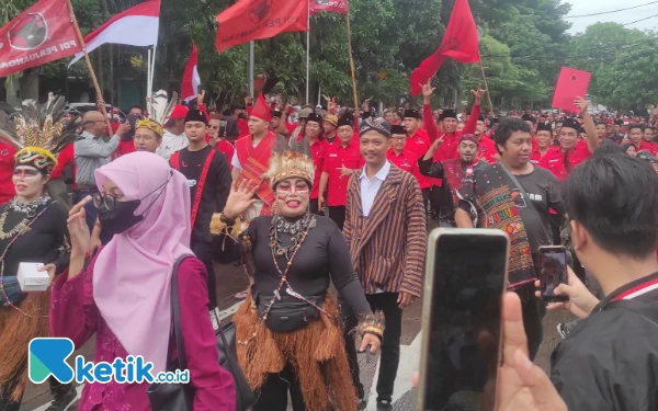 Foto Salah satu kader PDI Perjuangan menggunakan baju daerah saat mendaftar ke KPU Surabaya, Kamis (11/5/2023). (Foto : M.Khaesar/Ketik.co.id)