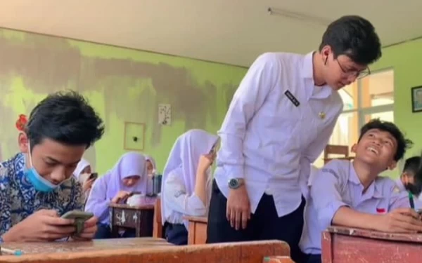 Foto Husein Ali Rafsanjani saat mengajar di kelas. (Foto: Instagram @husein_ar)