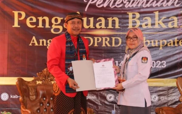 Foto Ketua DPC PDIP Ngawi Dwi Rianto Jatmiko Menunjukan Surat Kelengkapan Berkas Pendaftaran yang diserahkan Ketua KPU Ngawi Prima Aquena/DPC PDIP Ngawi