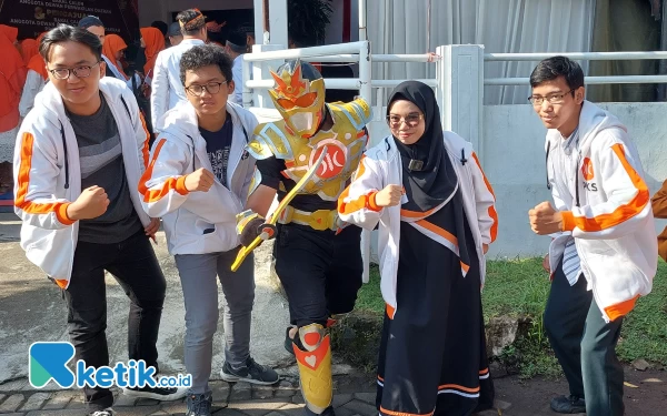 Foto Para millenial yang ikut mengantar PKS di KPU Jatim, Jumat (12/5/2023).(Foto: Husni Habib/Ketik.co.id)