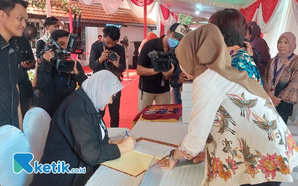 Foto Emilia Contessa saat mengisi daftar hadir di KPU Jatim, Jumat (12/5/2023).(Foto: Husni Habib/Ketik.co.id)