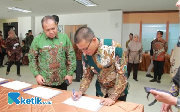 Foto Bupati Bandung Dadang Supriatna menerima hasil pemeriksaan dengan opini WTP, di Kantor BPK RI Perwakilan Jabar, Kota Bandung Jumat (12/5/23). (Foto: Iwa/Ketik.co.id)