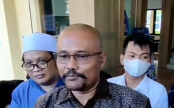 Foto Ketua Forum Komunikasi Uji Kompetensi Wartawan (FK-UKW), Edi Tarigan saat melapor ke Polda Jatim. (Foto: Tangkapan layar Tiktok@gedang goreng)