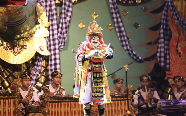 Thumbnail Berita - Pagelaran Budaya Kolaborasi Jember-Bali Pukau Masyarakat di Alun-Alun Jember