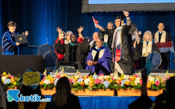 Foto Phieter Angdika mahasiswa tunarungu asal Indonesia lulus S2 di Gallaudet University. (Foto: KBRI Washington DC for Ketik.co.id)