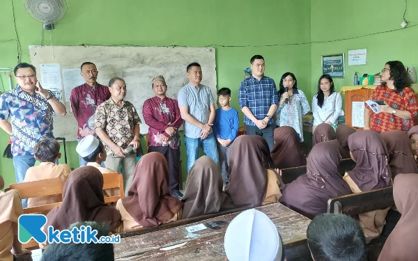 Foto Para anggota SFC ditemani para guru dan kepala sekolah Madrasah Ibtidaiyah Al-Muthnainnah saat menyapa para siswa, Sabtu (13/5/2023).(Husni Habib/Ketik.co.id)