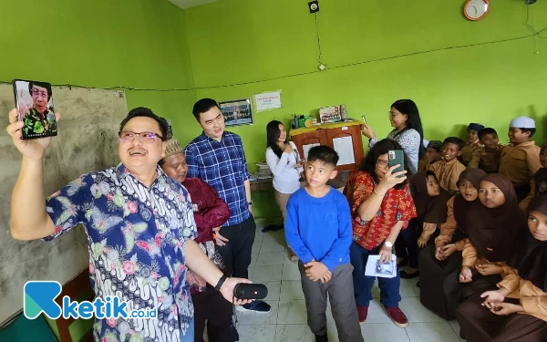 Thumbnail Berita - Kak Seto Apresiasi Komunitas SFC Renovasi Madrasah di Kampung Nelayan Surabaya