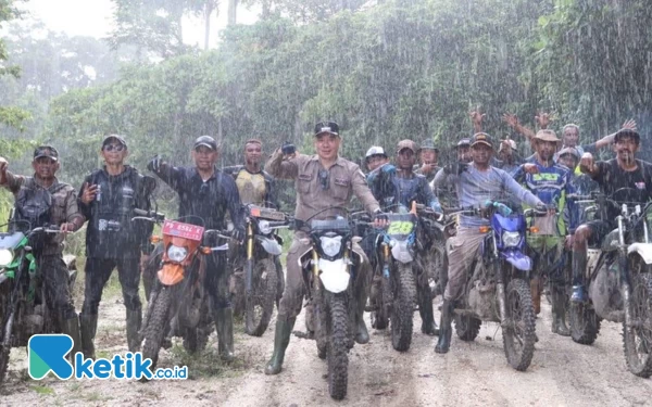 Thumbnail Berita - Naik Trail, Bupati Freddy Thie Terjang Hujan Deras Cek Jalan Rusak di Mandiwa-Kaitro