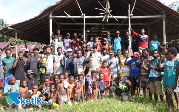 Foto Bupati Freddy Thie, Wabup Hasbulla Furuada dan Sekda serta Dandim foto bersama dengan masyarakat di kampung ( dok.humas pemda)