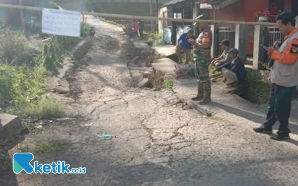 Foto Jalan desa amblas di Kp Pasirhonje, RW 08, Desa Sukawening, Kec Ciwidey, Kab Bandung, Jumat (12/5/23).(Foto: Iwa/Ketik.co.id)