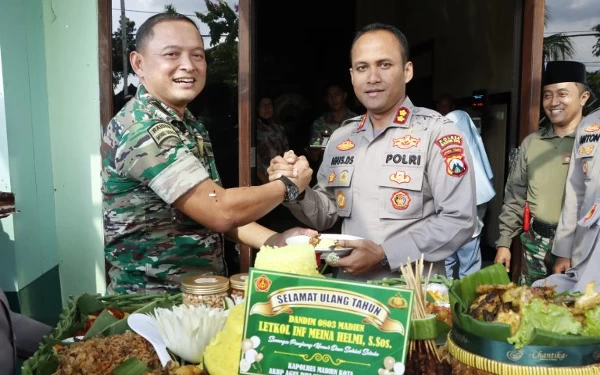 Thumbnail Kapolres Madiun Kota Beri Kejutan Ultah Dandim