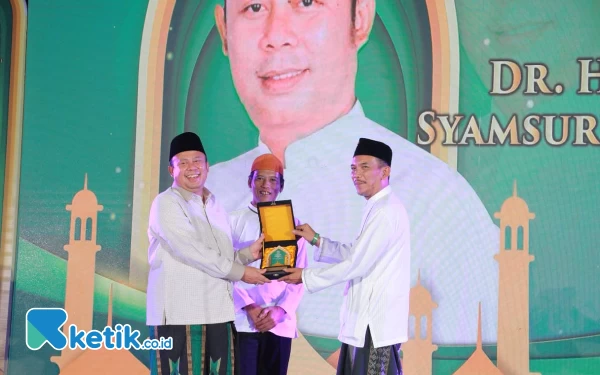 Thumbnail Berita - Ketua Fraksi PKB DPR RI dan Bupati Bandung Raih Penghargaan Komunitas Alumni Cipasung