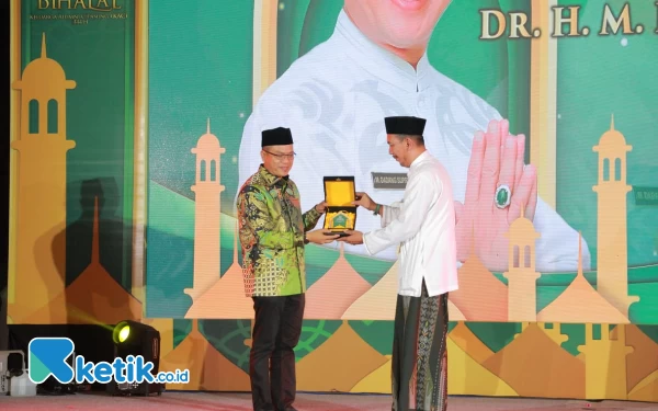 Foto Bupati Bandung Dadang Supriatna menerima penghargaan dari KAC saat Halal Bi Halal di Ponpes Sa'addatudroin Kec Solokanjeruk Kab Bandung,Sabtu (13/5/23). (Foto: Iwa/Ketik.co.id)