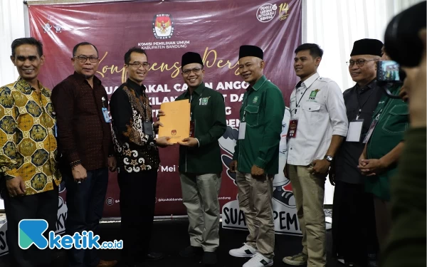 Foto Ketua DPC PKB Kab Bandung Dadang Supriatna bersama Ketua KPU Kab Bandung saat pendaftaran bacaleg PKB, Sabtu (13/5/23). (Foto: Iwa/Ketik.co.id)