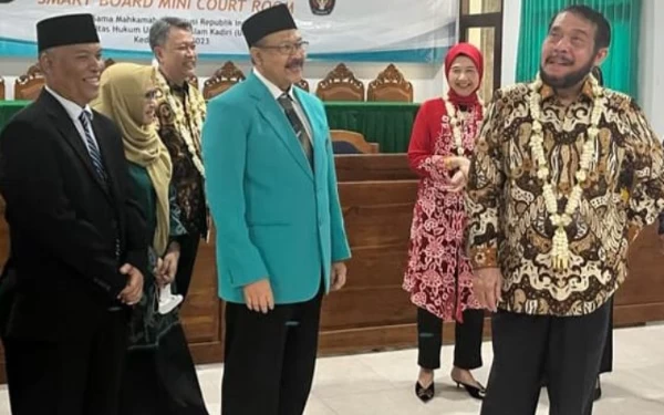 Foto Rektor Uniska, Prof. Dr. Bambang Yulianto M.Pd, (tengah) dan Dekan FH Uniska Dr. Zainal Arifin, SH MH mendampingi ketua MK RI Prof. Dr. Anwar Usman, SH MH, usai acara peresmian Smart Board Mini Court Room di Uniska Kediri. (Foto: Humas FH, Uniska Kediri)