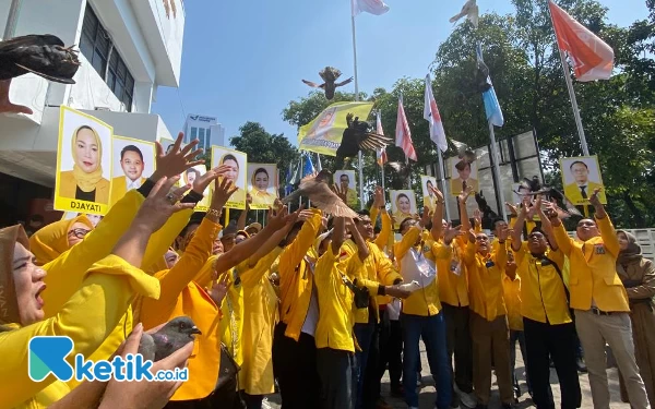 Foto Pelepasan merpati oleh Bacaleg Golkar Surabaya. (Foto: Shinta Miranda/Ketik.co.id)