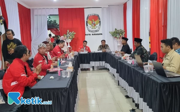 Foto Partai PSI di KPU Kota Surabaya. (Foto: Shinta Miranda/Ketik.co.id)