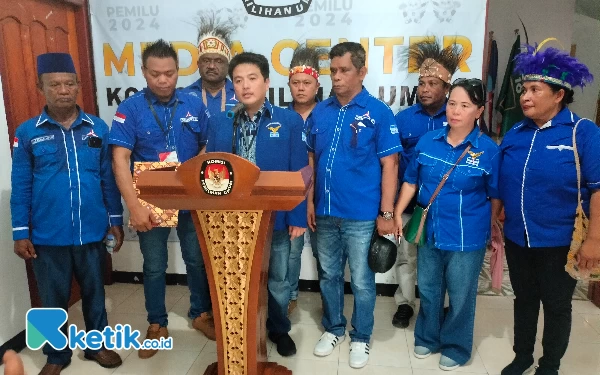 Foto Saat konfrensi pers oleh Plt.Ketua DPC Partai Demokrat Kaimana Rowland Heinrich di KPU ( foto:La Jen)