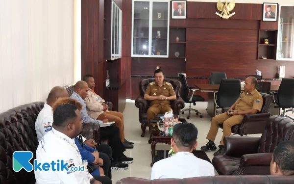 Foto Bupati Freddy Thie saat menerima kunker Pimpinan Bank'Papua di ruang kerja Bupati (foto: Humas Pemkab Kaimana)