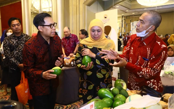 Foto Khofifah saat memperkenalkan komoditas dari Jawa Timur. ( Foto: Humas Pemprov Jatim)